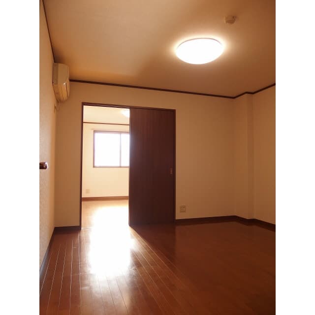Room image 10