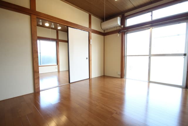 Room image 8