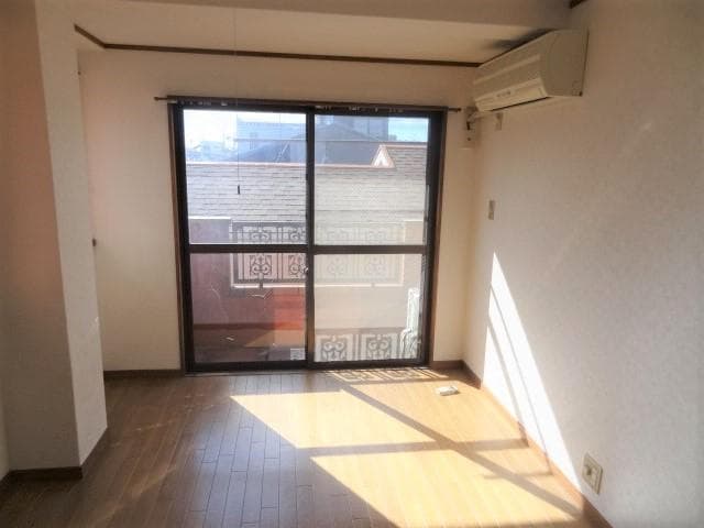 Room image 12