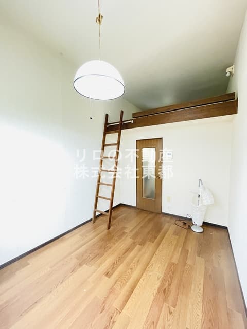 Room image 8