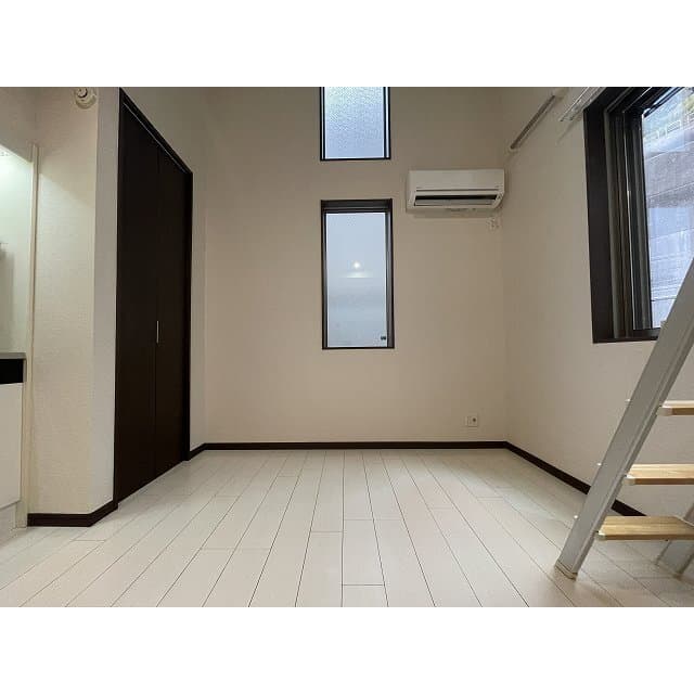 Room image 11