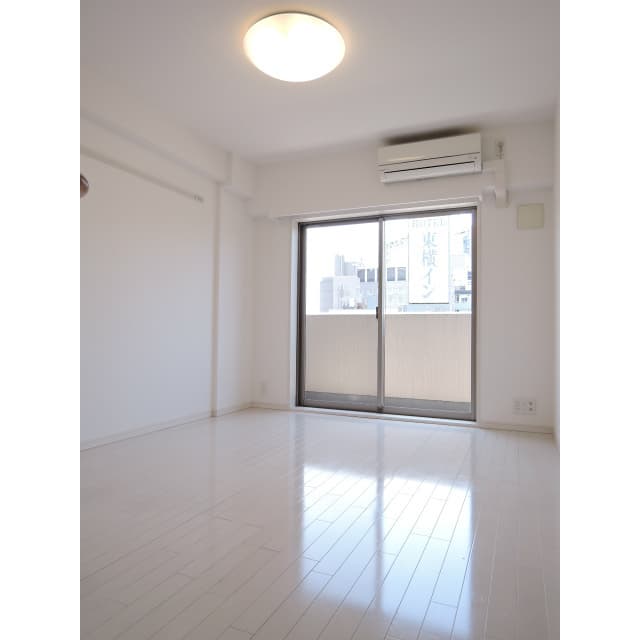 Room image 11