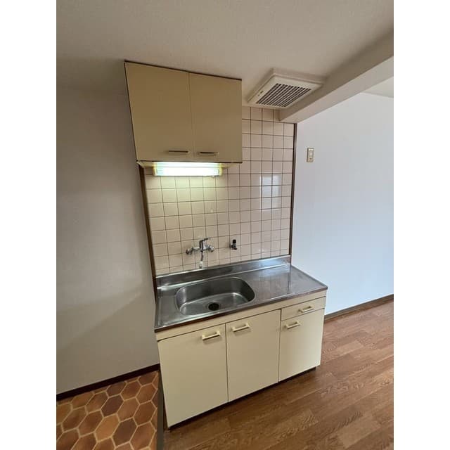 Room image 10