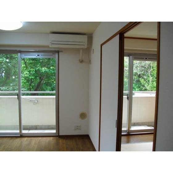 Room image 8