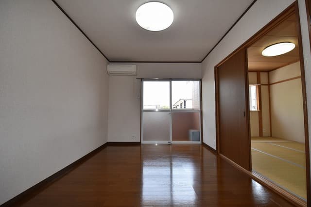 Room image 8