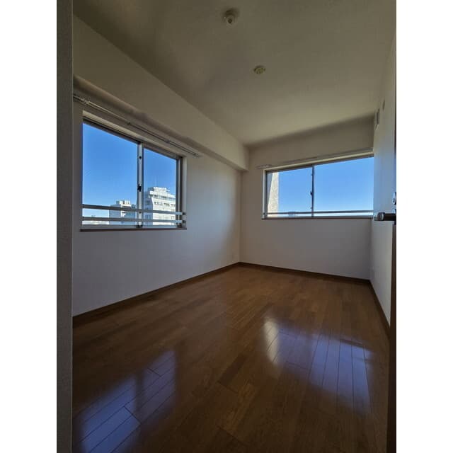 Room image 12