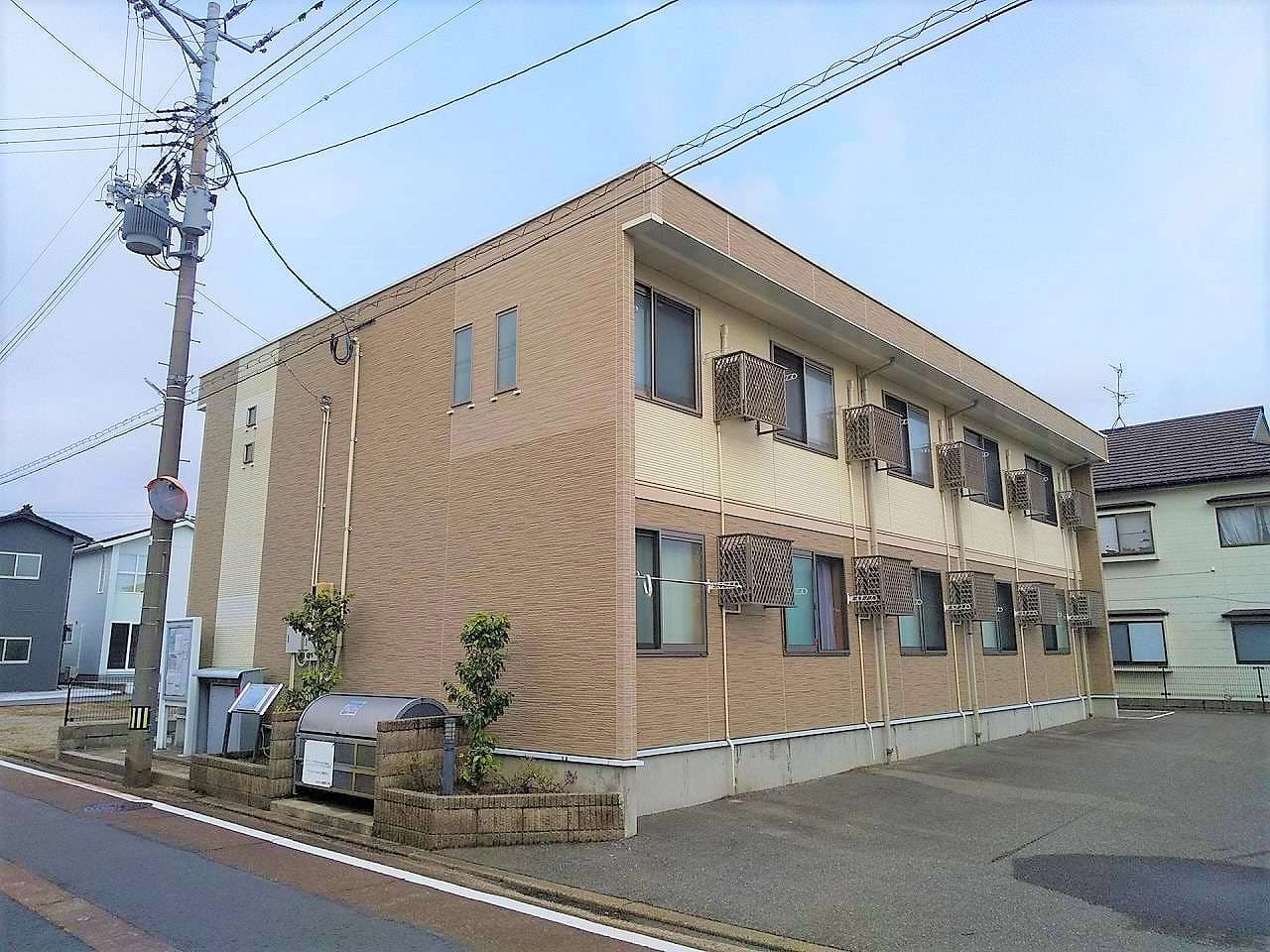 Main exterior of LEONEXT Garnet 21