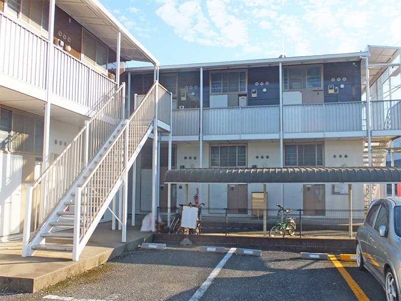 Main exterior of leopalace Kamisawa
