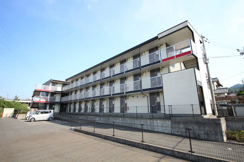 Main exterior of leopalace Wakaba