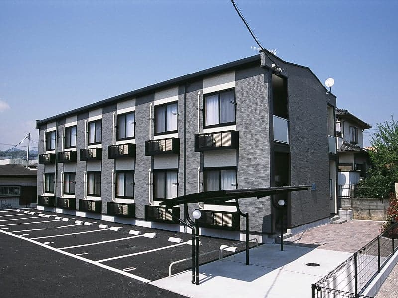 Main exterior of leopalace Marumi