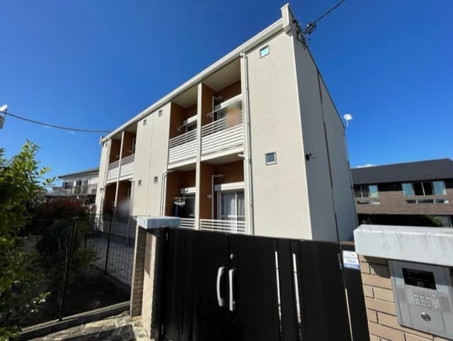 Main exterior of LEONEXT Yashizuka B