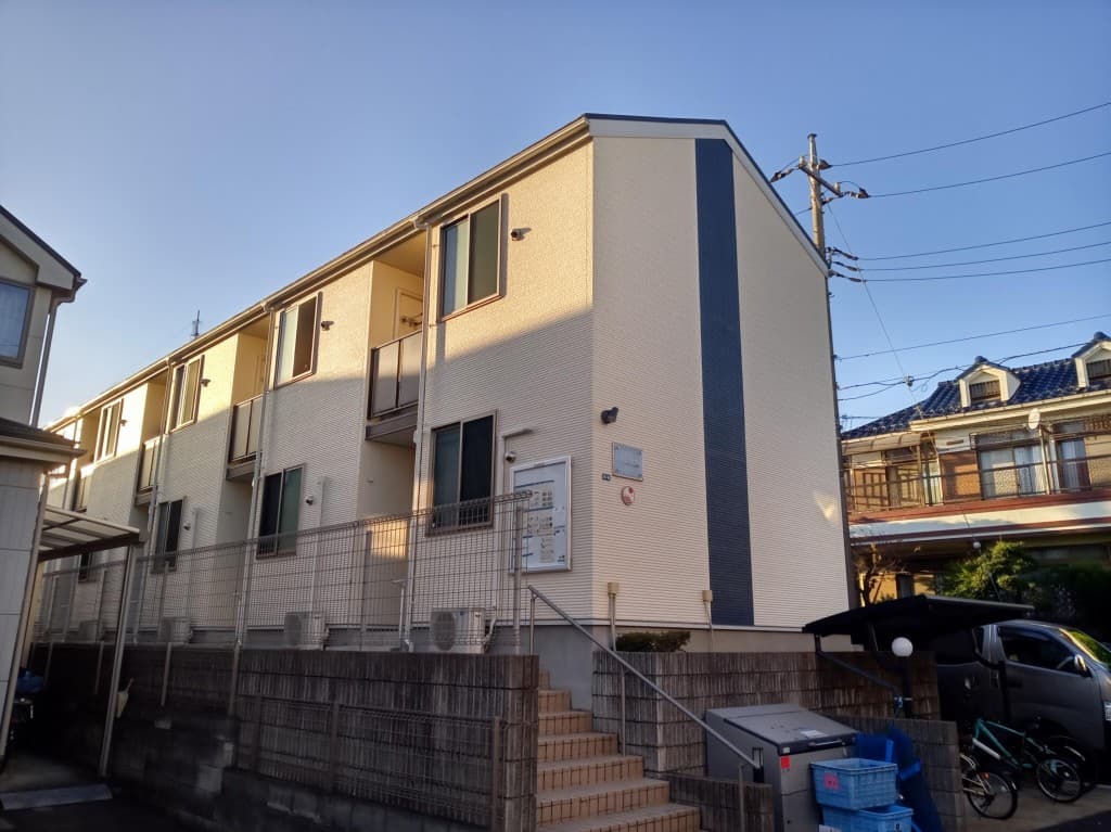 Main exterior of LEONEXT Versailles Asama
