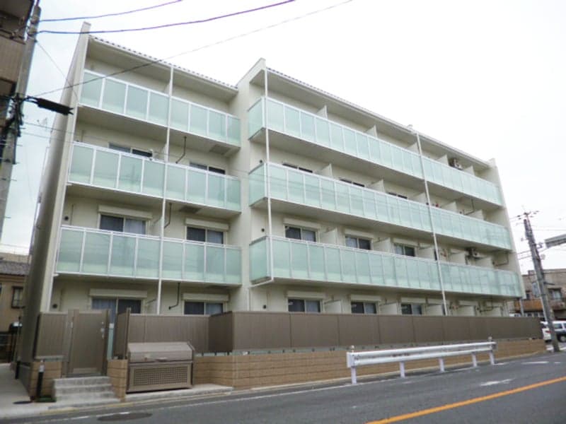 Main exterior of LEONEXT Luna Omiya