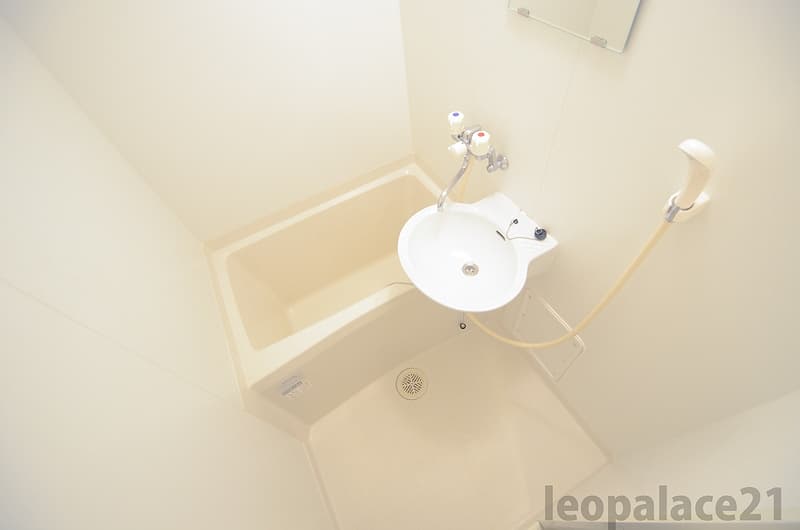 Room image 8