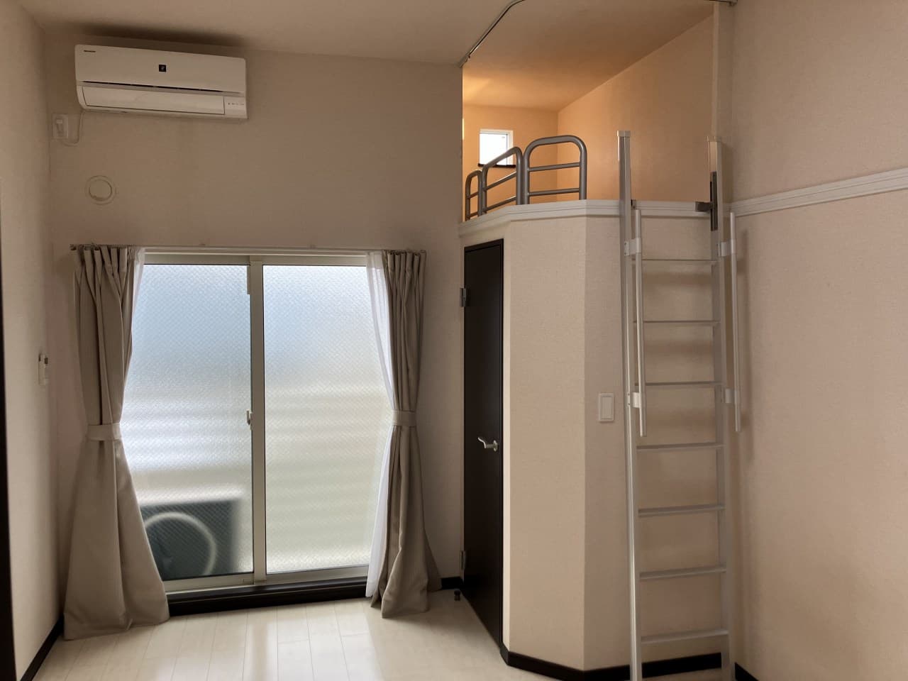 Preview interior of LEONEXT Rafter
