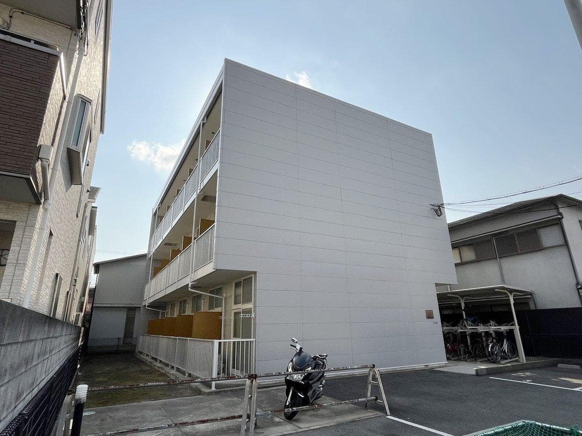 Main exterior of leopalace Le Cheval Bleu Higashi Osaka