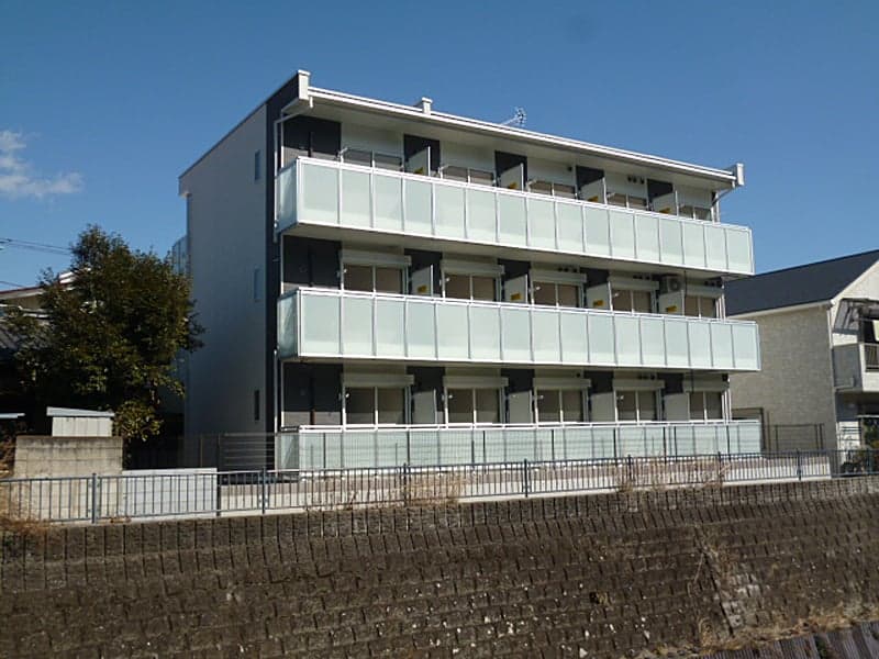 Main exterior of LEONEXT Riverside En