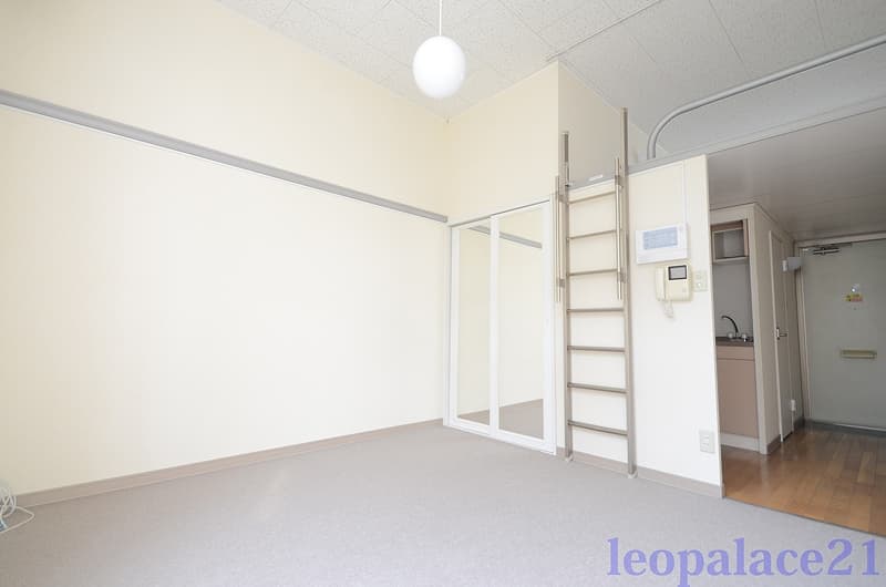 Room image 10