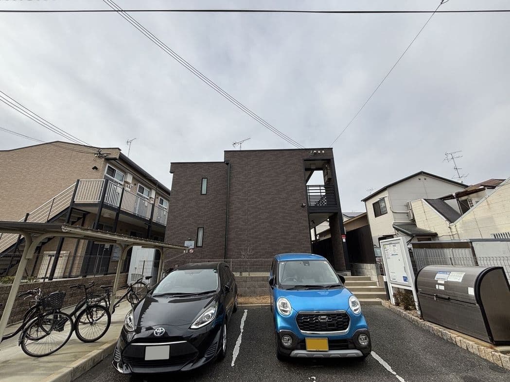 Main exterior of LEONEXT Reveur Nagata