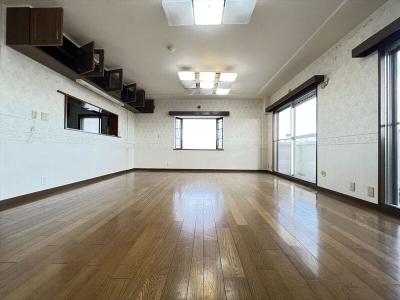 Preview interior of Noble Crane