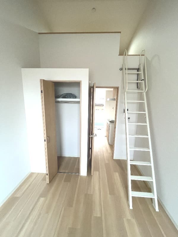 Room image 9