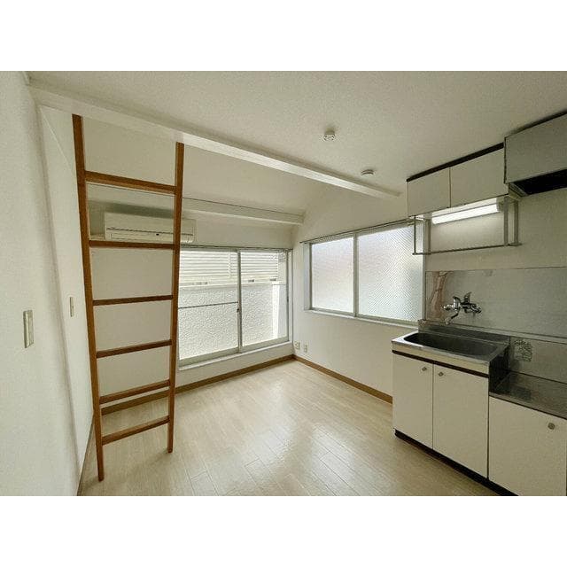 Room image 12