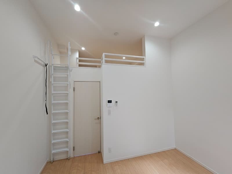 Preview interior of Dolphin thorn