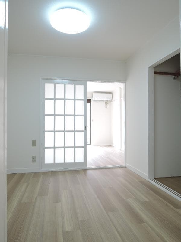 Preview interior of Bright Lucion