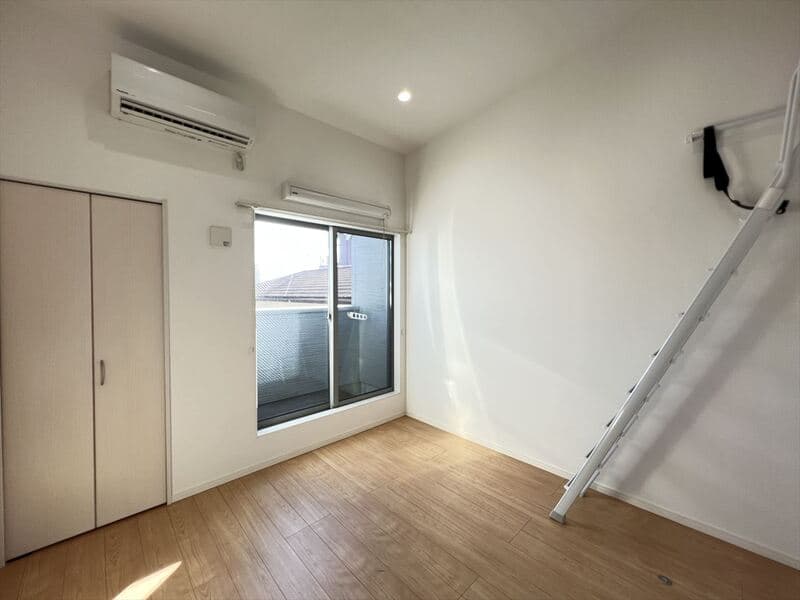 Room image 12