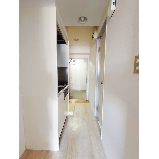 Room image 8