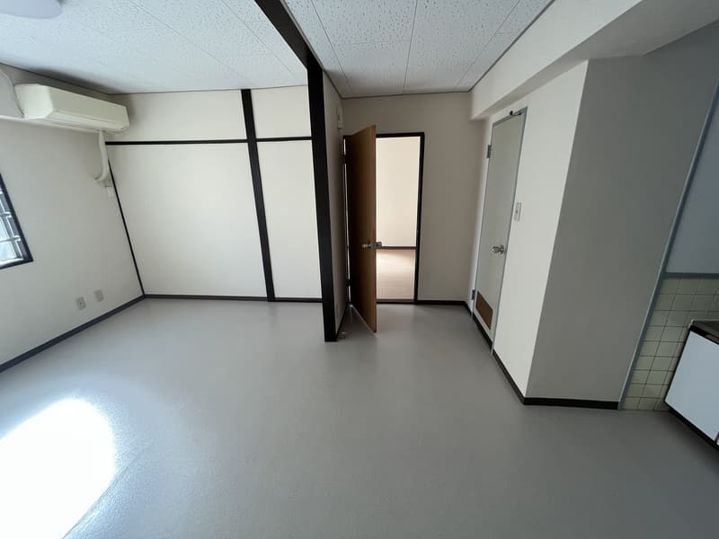 Room image 8