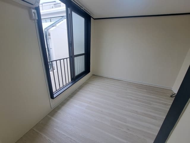 Room image 8