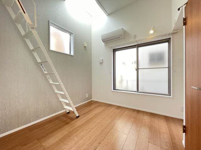 Room image 8