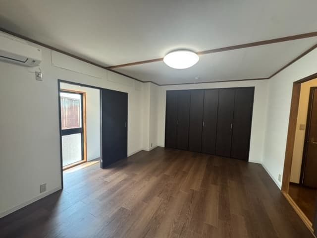 Room image 16