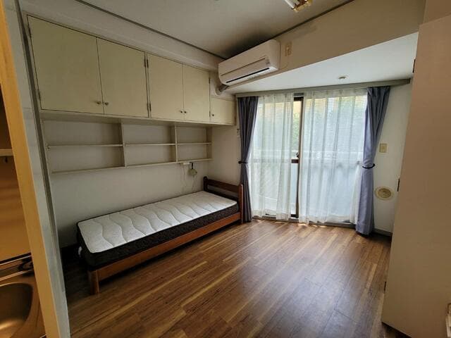 Room image 8