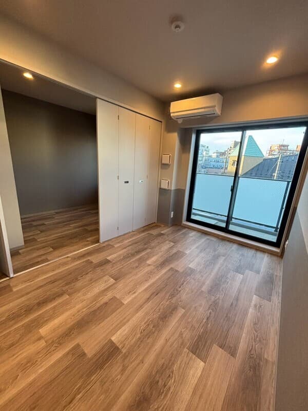 Room image 8
