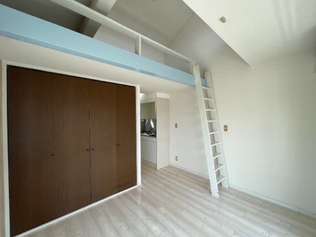 Room image 15