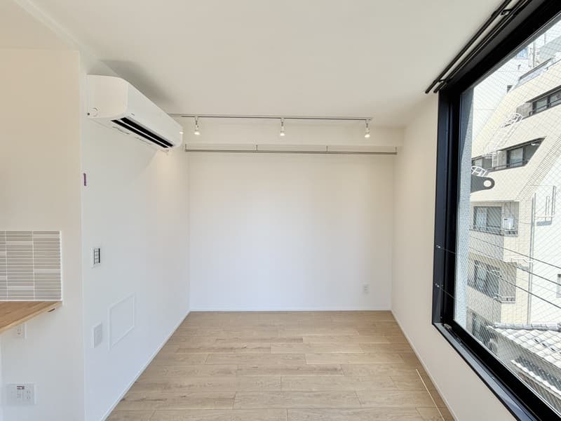 Room image 8