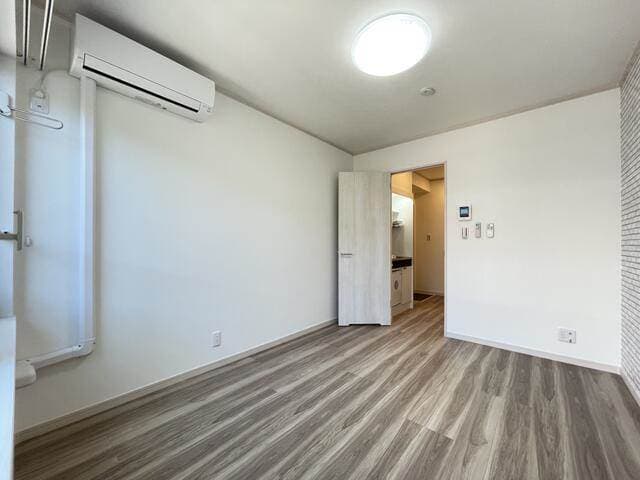 Room image 11