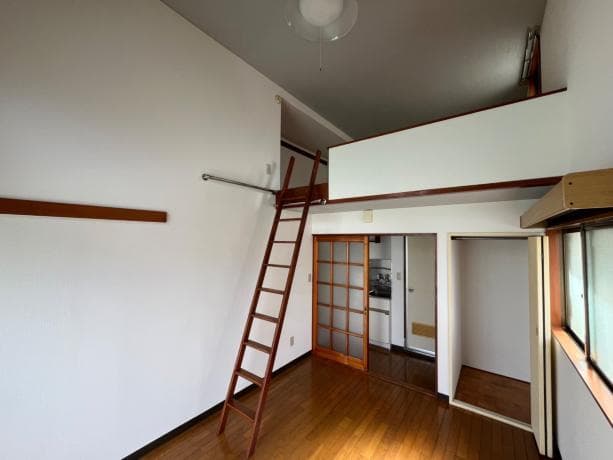 Room image 8