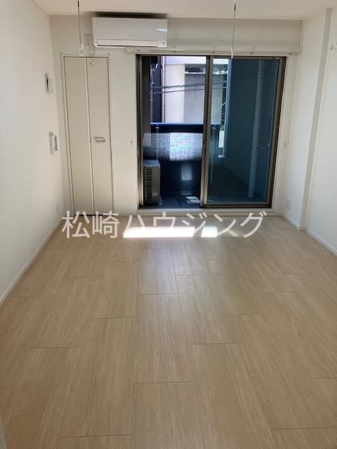 Room image 12