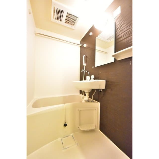 Room image 8