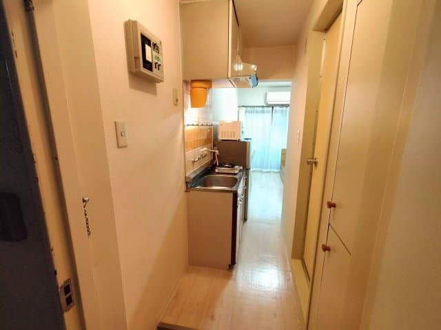 Room image 8