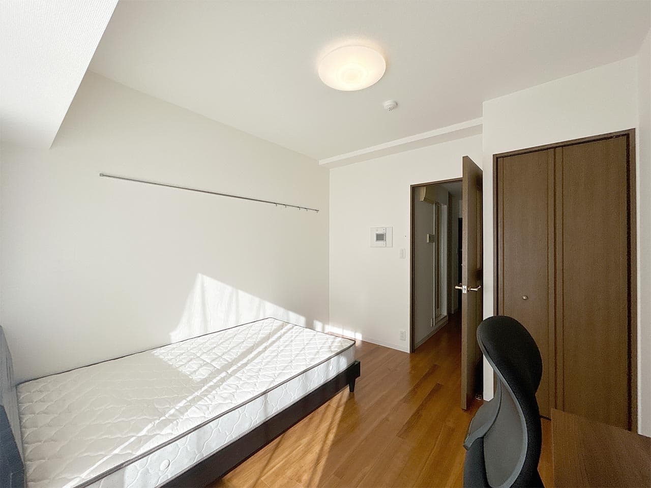 Room image 8