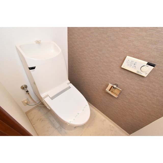 Room image 16