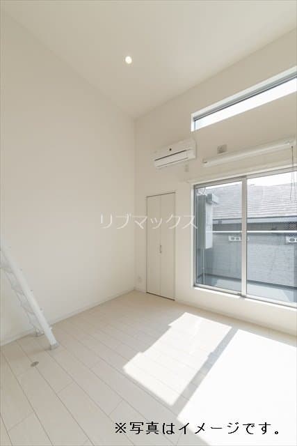 Room image 8