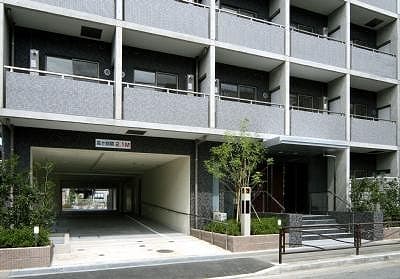 Main exterior of Palos Court