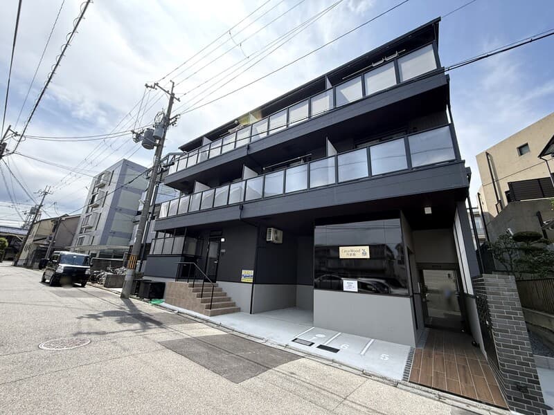 Main exterior of Casa Wood Tanbabashi