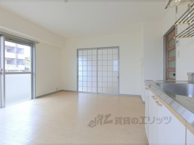 Preview interior of Square Court