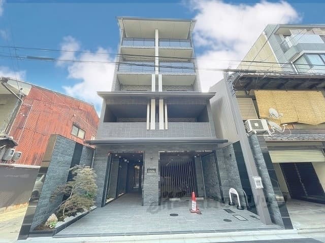 Main exterior of Forest Aburakoji Shijo